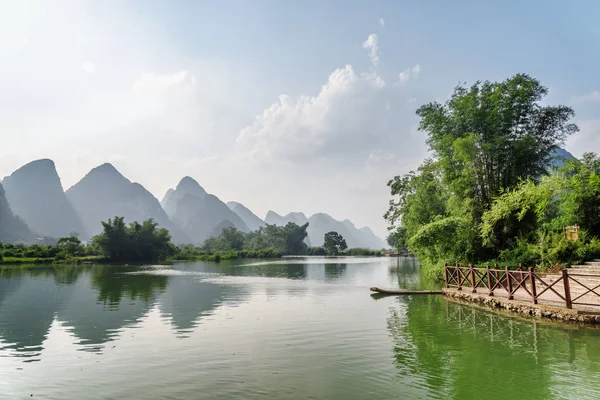 Incredibile vista sul fiume Yulong e sulle montagne carsiche, Yangshuo — Foto Stock
