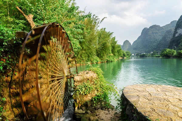 Roda de água em movimento (noria) no rio Yulong, Guilin, China — Fotografia de Stock