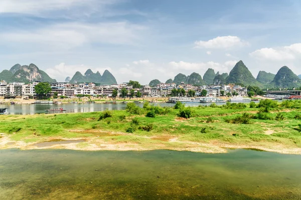 Καταπληκτική θέα στον ποταμό Li και πόλη Γιανγκσούο, Κίνα — Φωτογραφία Αρχείου