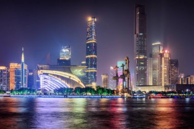 Gökdelenler ve Pearl River gece manzarası. Guangzhou manzarası