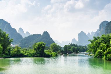 Yulong nehir yeşil ormanlar ve doğal karstik dağlar arasında