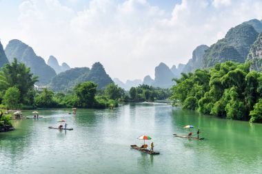 Turist bambu görünümünü yelken Yulong nehir boyunca sallar