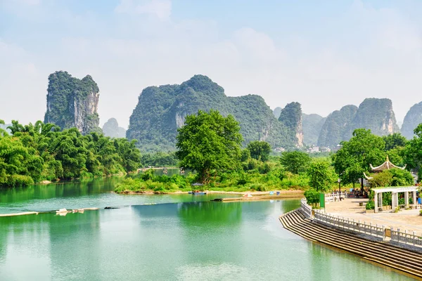 Meravigliosa vista sul fiume Yulong con acqua azzurra, Cina — Foto Stock