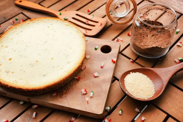 Delicioso pastel de queso recién horneado sobre tabla de madera —  Fotos de Stock
