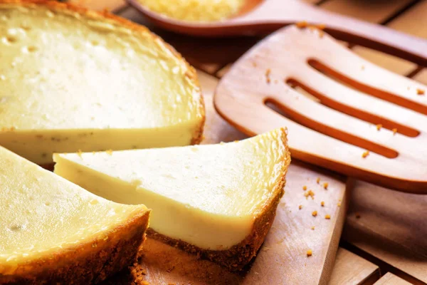 Un pedazo de delicioso pastel de queso sobre tabla de madera. Postre casero —  Fotos de Stock