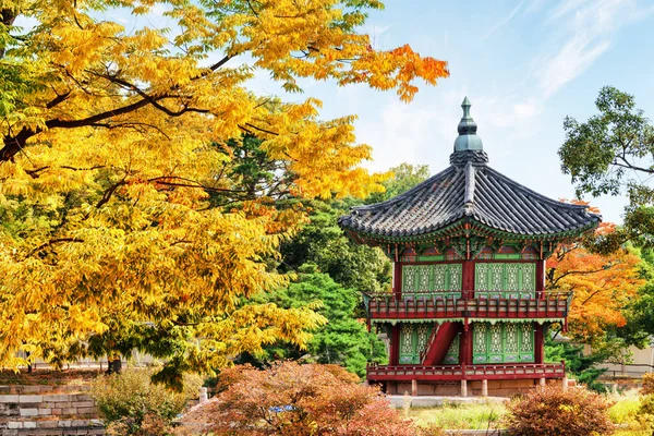 Vista maravilhosa do Pavilhão Hyangwonjeong no jardim de outono, Seul — Fotografia de Stock