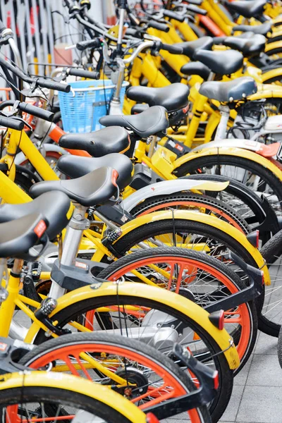 Fila de bicicletas alugadas em uma rua. Sistema de partilha de bicicletas — Fotografia de Stock