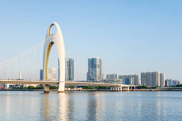 Underbar utsikt över Hilton bron över floden Pearl — Stockfoto