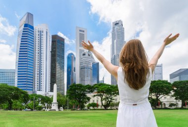 Singapur şehir merkezinde Lawn yükseltilmiş silah ile kız