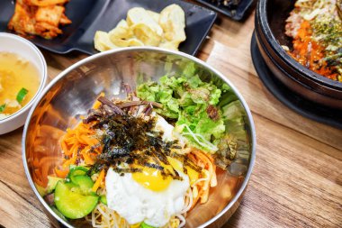 Bibimbap popüler Kore yemeğidir. Et ile karışık pirinç