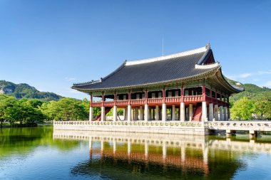 Gyeonghoeru Pavyonu Gyeongbokgung Sarayı'nda muhteşem görünümü