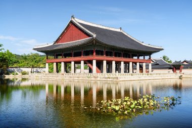 Doğal görünümü Gyeongbokgung Sarayı ve Gyeonghoeru Pavilion