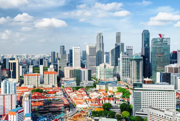 Le quartier Chinatown et les gratte-ciel du centre-ville de Singapour — Photo