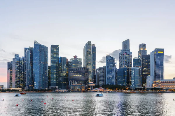 Úžasné panorama Singapuru při západu slunce. Mrakodrapy v centru města — Stock fotografie