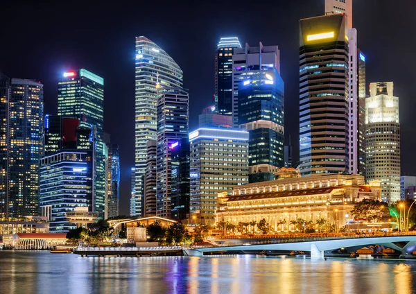 Vista notturna di grattacieli e vecchi edifici coloniali a Singapore — Foto Stock