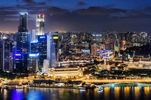 Fantastische avond weergave van het centrum in Singapore — Stockfoto