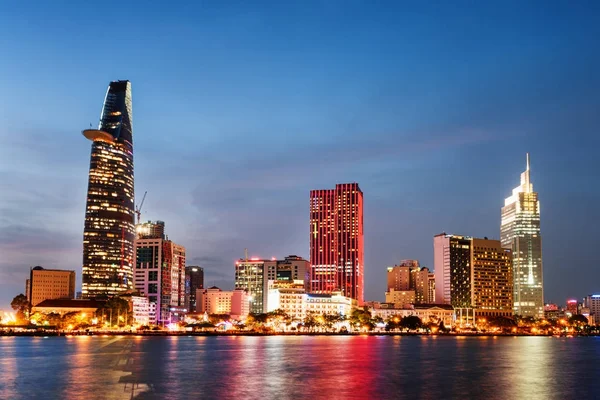胡志明市五颜六色的市中心在日落, 越南 — 图库照片