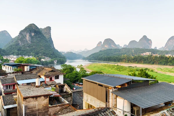 Vista panorámica de tejados de tejas de casas en la ciudad de Yangshuo — Foto de Stock