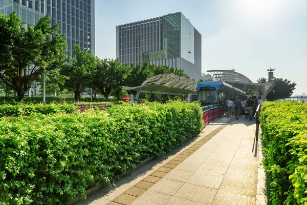 Guangzhou, Çin'in şehir merkezindeki mavi bir tramvay için yatılı — Stok fotoğraf