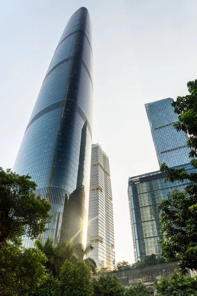 Geweldige Onderaanzicht van wolkenkrabbers in downtown, Guangzhou, China — Stockfoto
