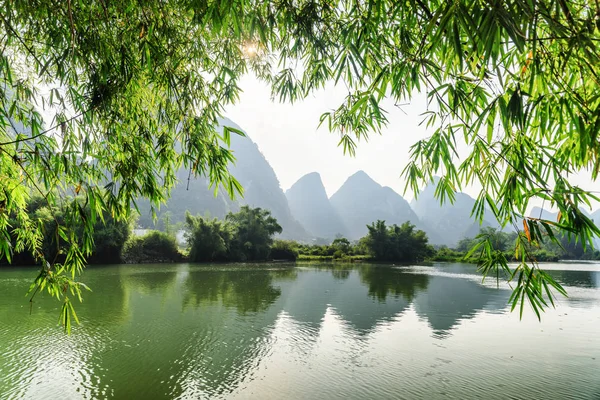 Schöne Aussicht auf den Yulong Fluss bei Yangshuo, Guilin, China — Stockfoto