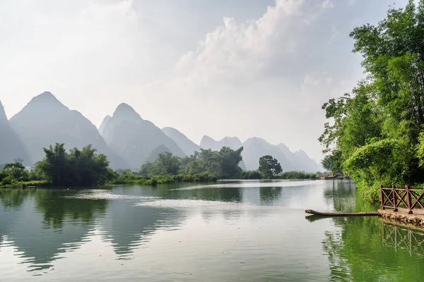 Splendida vista sul fiume Yulong e sulle montagne carsiche, Yangshuo — Foto Stock