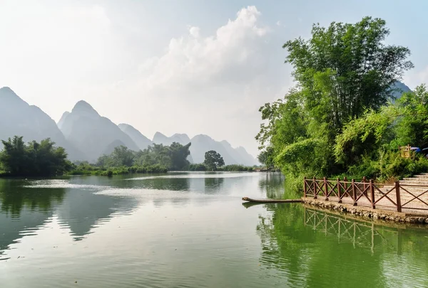 Vista sul fiume Yulong e meravigliose montagne carsiche, Yangshuo — Foto Stock