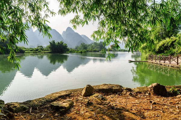 Veduta del fiume Yulong nella contea di Yangshuo di Guilin — Foto Stock