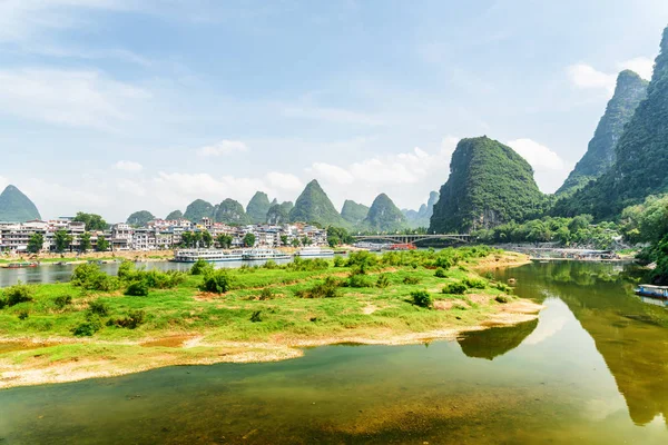 O rio Li e a cidade de Yangshuo entre incríveis montanhas cársticas — Fotografia de Stock
