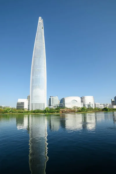 Hermosa vista del rascacielos y otros edificios modernos de Seúl — Foto de Stock