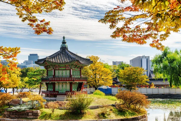 Colorida vista otoñal del Pabellón Hyangwonjeong en Seúl —  Fotos de Stock