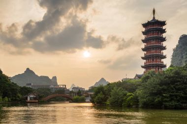 Guilin karstik dağlarda batımında arasında Mulong Gölü