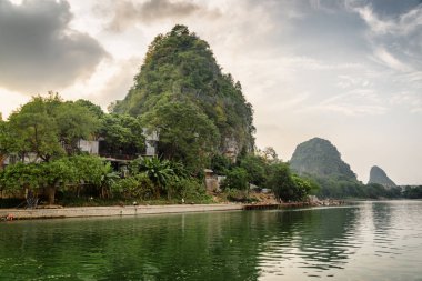 Güzel ormanlık karstik dağlar ve Guilin Li Nehri