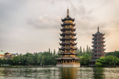 Akşam güneşin görünümü ve Moon ikiz pagodadan, Guilin