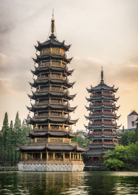 Güneş ve ay ikiz pagodadan gün batımında. Guilin, Çin