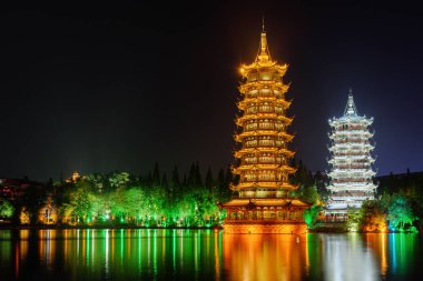 Güneş ve ay ikiz pagodadan geceleri. Guilin, Çin