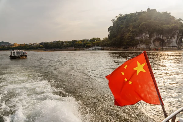Die Flagge von China flattert auf dem Boot. der li-Fluss — Stockfoto