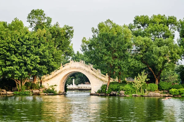 Pont de marbre blanc jumeau sur le lac parmi les arbres verts, Guilin — Photo