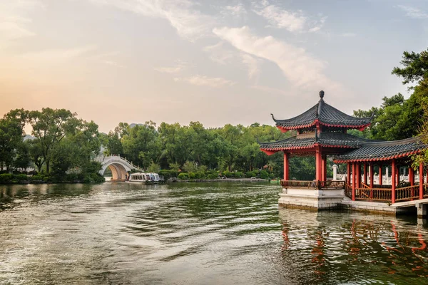 Pavilhão chinês tradicional por lago ao pôr do sol em Guilin — Fotografia de Stock