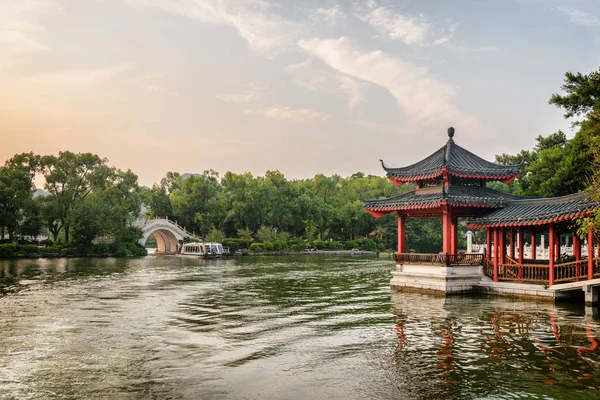 Gün batımında gölde Guilin tarafından geleneksel Çin Pavyonu — Stok fotoğraf