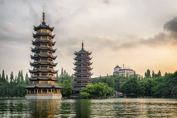 A nap és a Hold Twin pagodák, a naplemente, Guilin, Kína — Stock Fotó