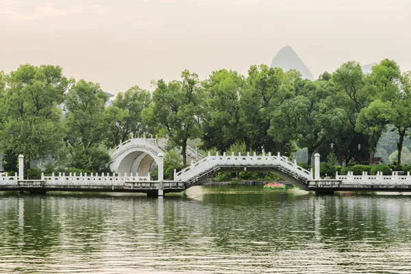 Vista noturna de pontes brancas no lago no parque, Guilin — Fotografia de Stock
