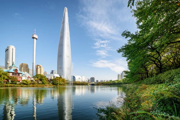 Sjön bland gröna träden i parken på downtown Seoul — Stockfoto