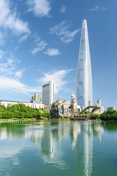 Fantastisk utsikt över vita skyskrapa återspeglas i sjön, Seoul — Stockfoto