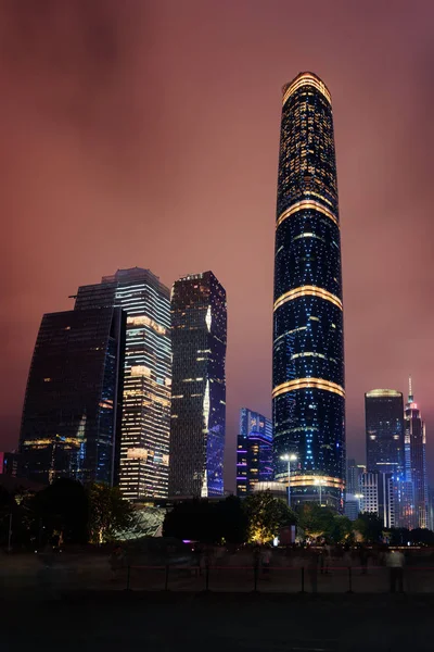 Vacker natt syn på moderna byggnader i Guangzhou, Kina — Stockfoto