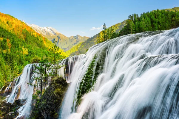 Increíble vista de la cascada de Pearl Shoals entre los bosques al atardecer — Foto de Stock