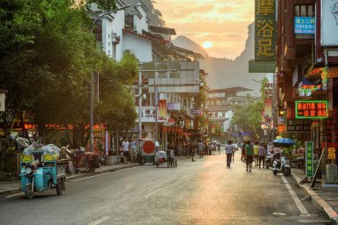 Gün batımında Yangshuo County'de bir Caddesi'nin şaşırtıcı görünümü