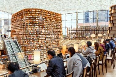 Büyük kitap rafı ve alan okuma Starfield kitaplığı görünümünü