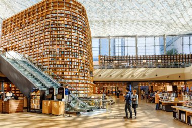 Büyük kitap rafı ve raf ile dergi, Starfield Kütüphane