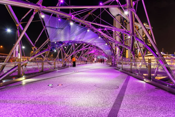 Hermosa vista nocturna del puente en el área de Marina Bay — Foto de Stock